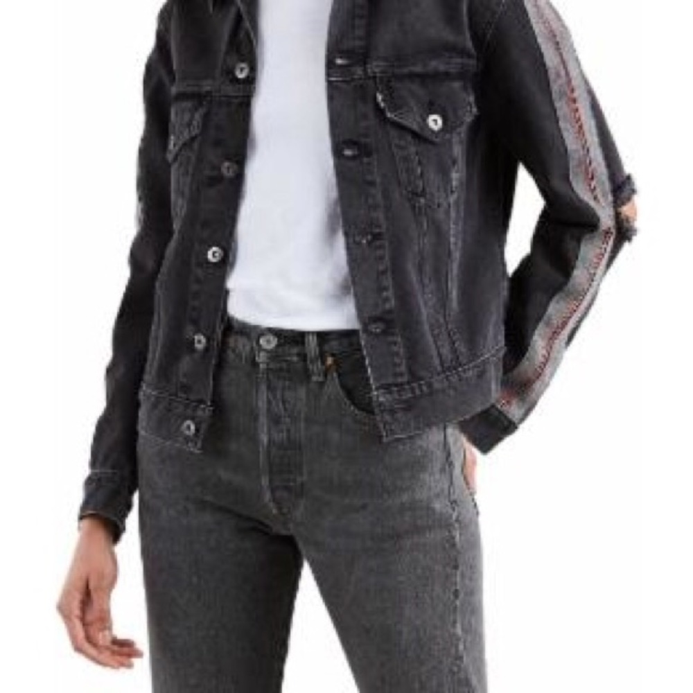 Levi distressed boyfriend jeans